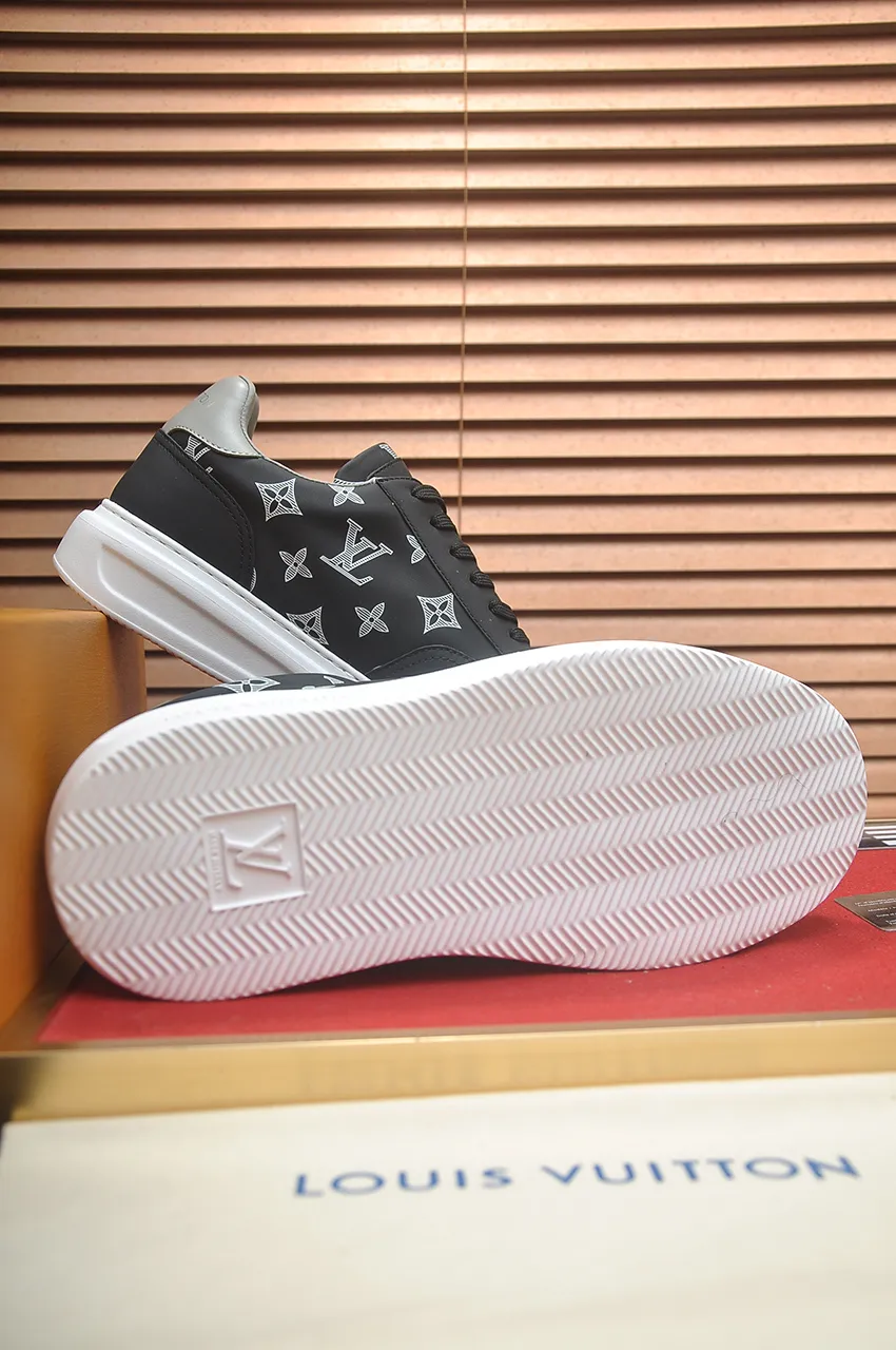Men's men's shoes 💰640💶Original development, quality shipping, welcome to compare - LV sneaker series sports shoes introduce the loose silhouette of the ready-to-wear series into the spring and summer men's wear shows and make an eye-catching appearance. The cow leather upper is combined with rough fabric laces, and colorful beading highlights the brand's classic elements. LV letters mark the tongue and Monogram floral outsole. Mixed materials Made of top-grain cowhide, thick shoelace design, large Monogram print on the side, mesh lining and cotton feet, the comfort is as extreme as ever, premium heritage, quality first, worth owning! Size: Men’s 38-45 (45 is custom-made and cannot be returned or exchanged)